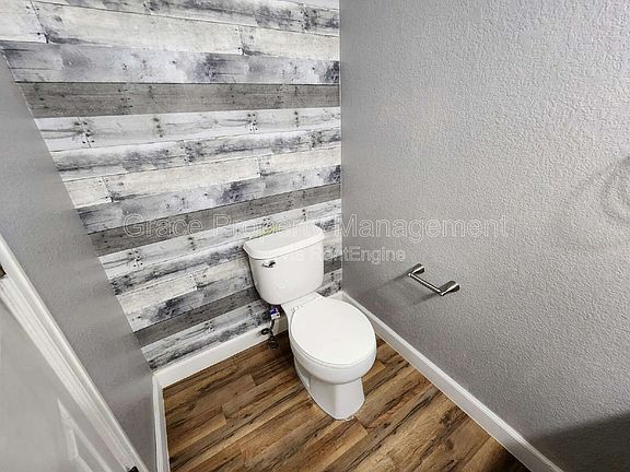 5th image of 10154 Wyandott Cir N