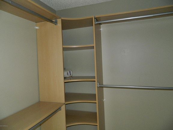 5th image of 2486 The Woods Dr E