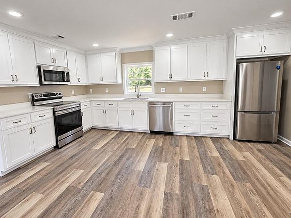 3rd image of 154 Cartwright Ave