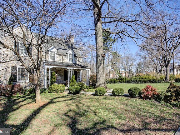 3rd image of 829 Forest Dr