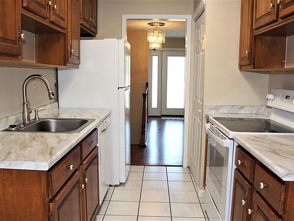 3rd image of 885 Rosetree Ln