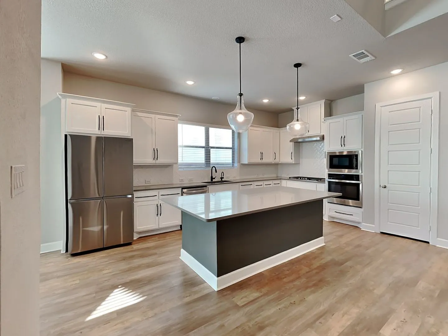 Wonderful 4 Bedroom, 4.5 Bathroom In The Amazing Walsh Subdivision! — Photo 3