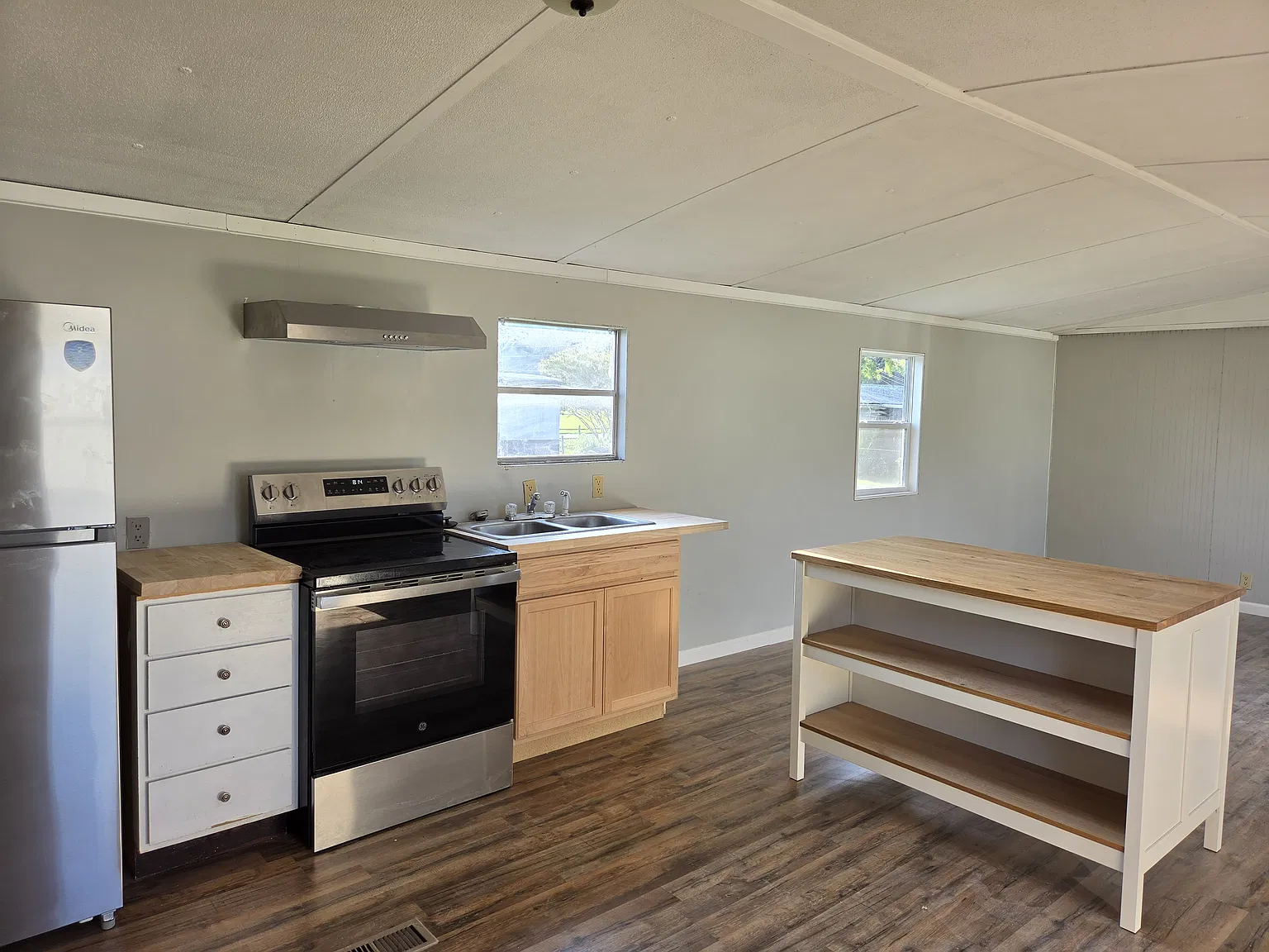 3 bed, 1002 sqft, $1,200 — Photo 3