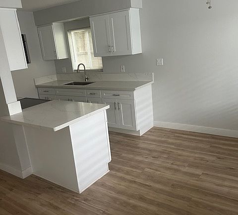 Kitchen with bar top
