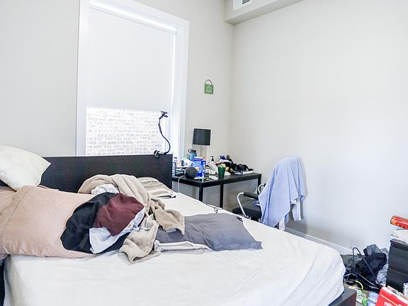 4th image of 934 W Belle Plaine Ave #306