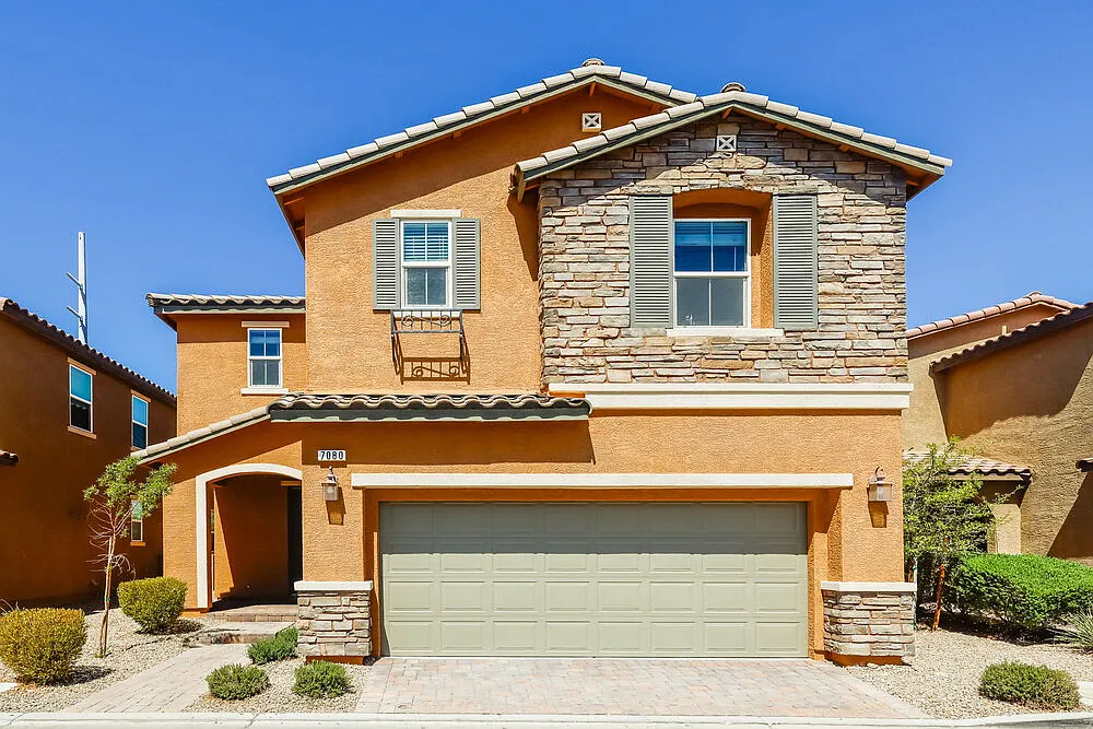 3 bed, 2.5 bath, 1945 sqft, $2,390 — Photo 1