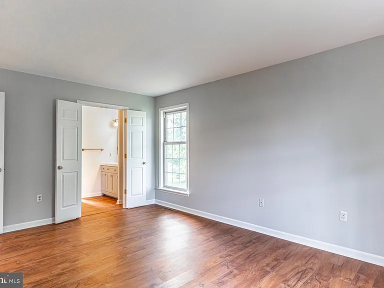 121 Nottingham Ct — Photo 21