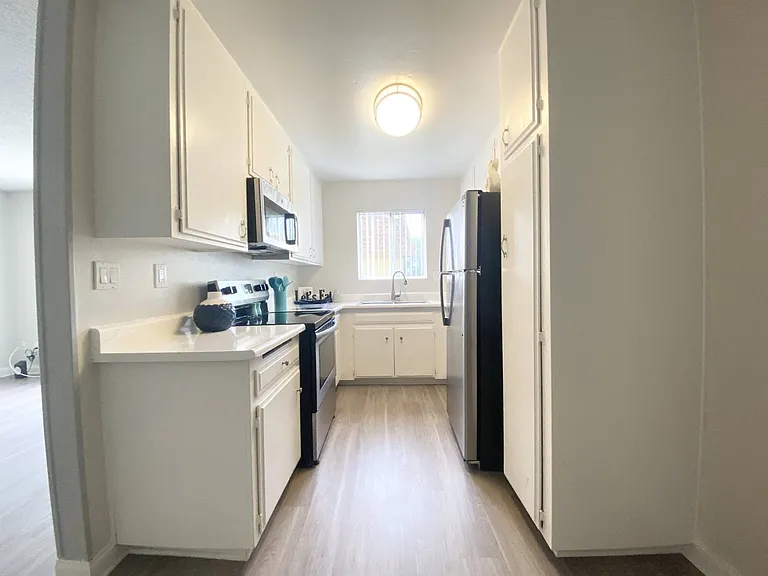 Chateau Woodley Hart Apartments — Photo 28