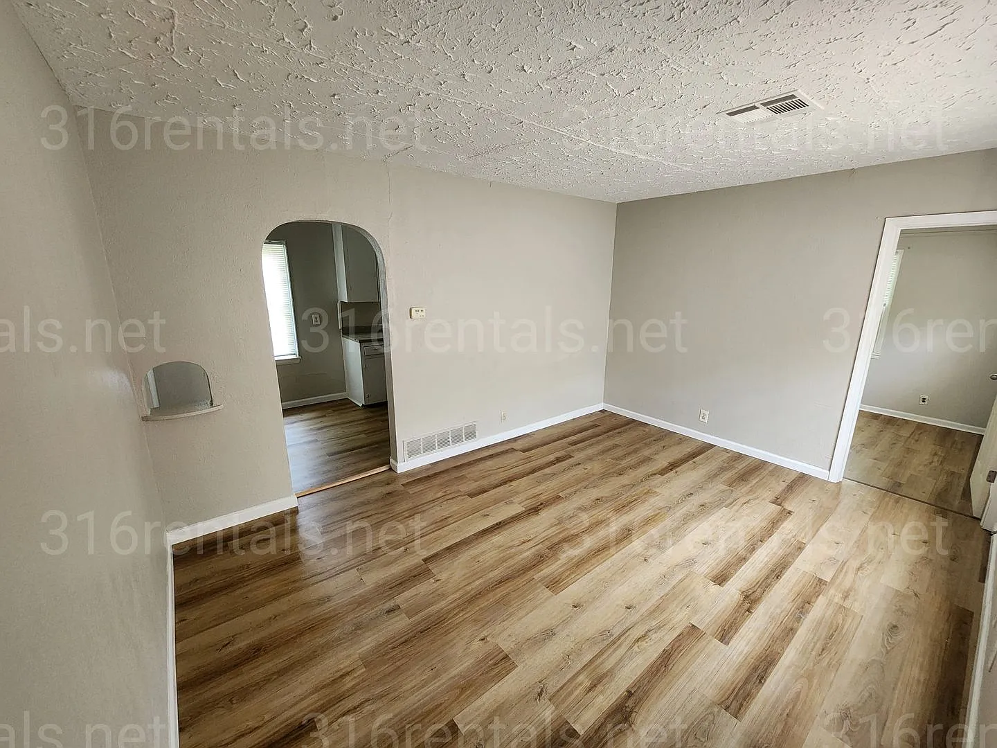 $1,025 - 3 bedroom / 1 bathroom - Single Family Home — Photo 1