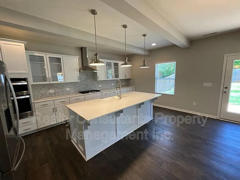 4 bed, 2.5 bath, 3984 sqft, $2,450 — Photo 4