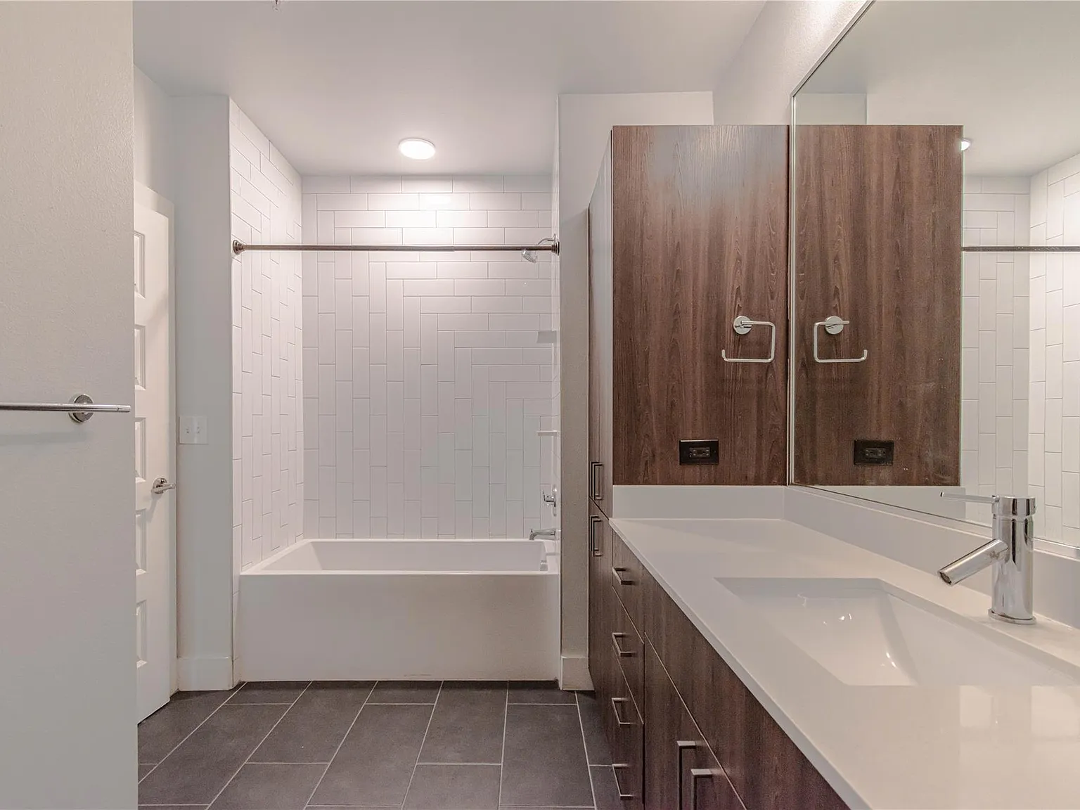 Studio, 1.0 bath, 583 sqft, $1,590 — Photo 3