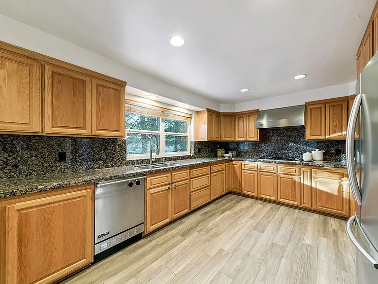 926 Tanglewood Dr — Photo 13