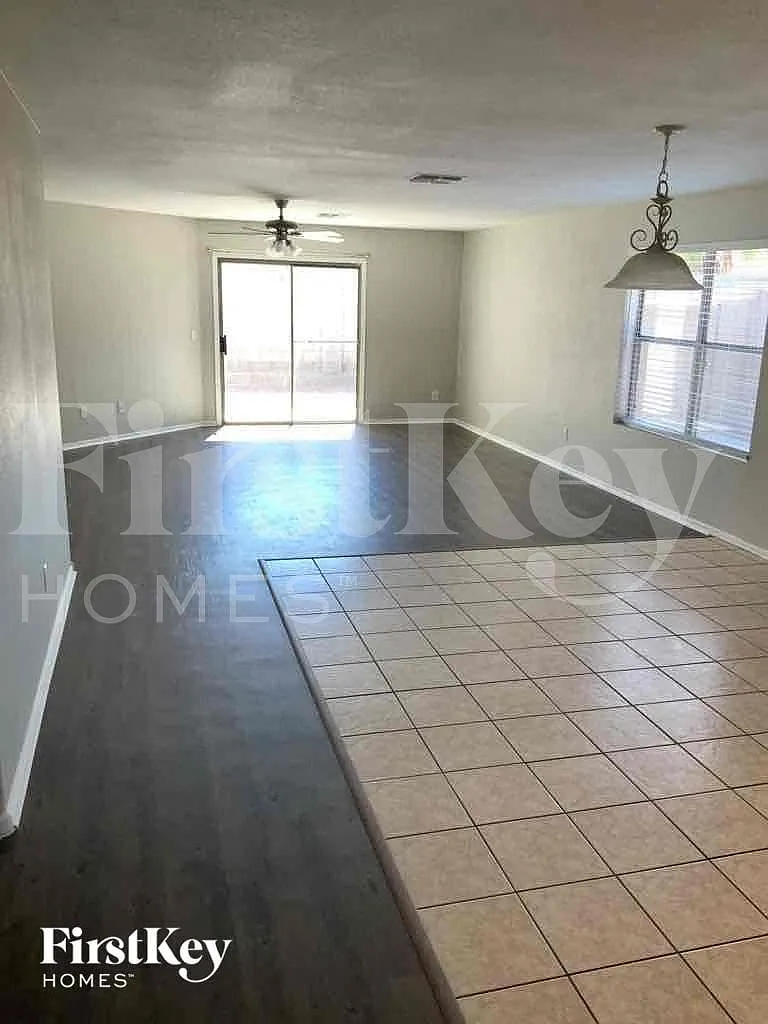 4 bed, 2.0 bath, 1978 sqft, $2,310 — Photo 4