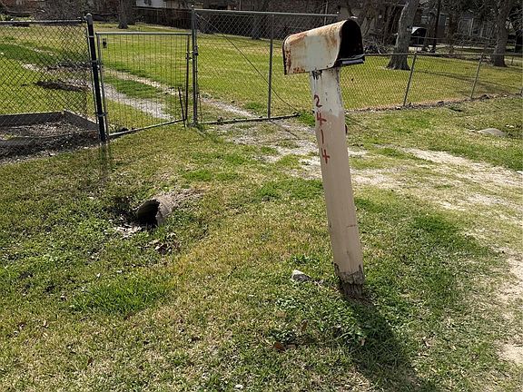 3rd image of 2414 Lone Oak Rd