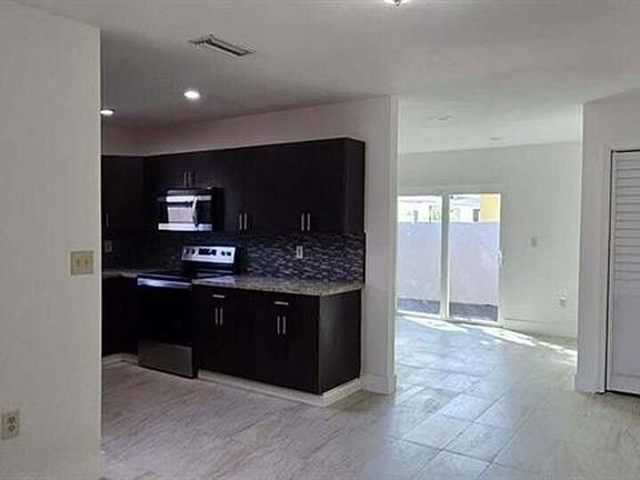 4th image of 2728 SW 5th St #Townhouse 2728