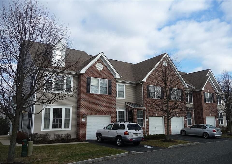 2nd image of 8 Lenox Ln