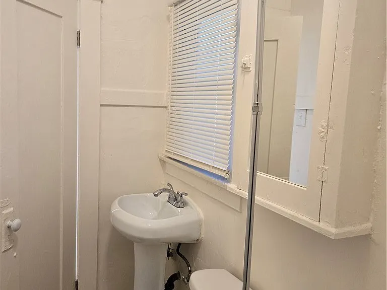 942 E 2nd St #8 — Photo 11