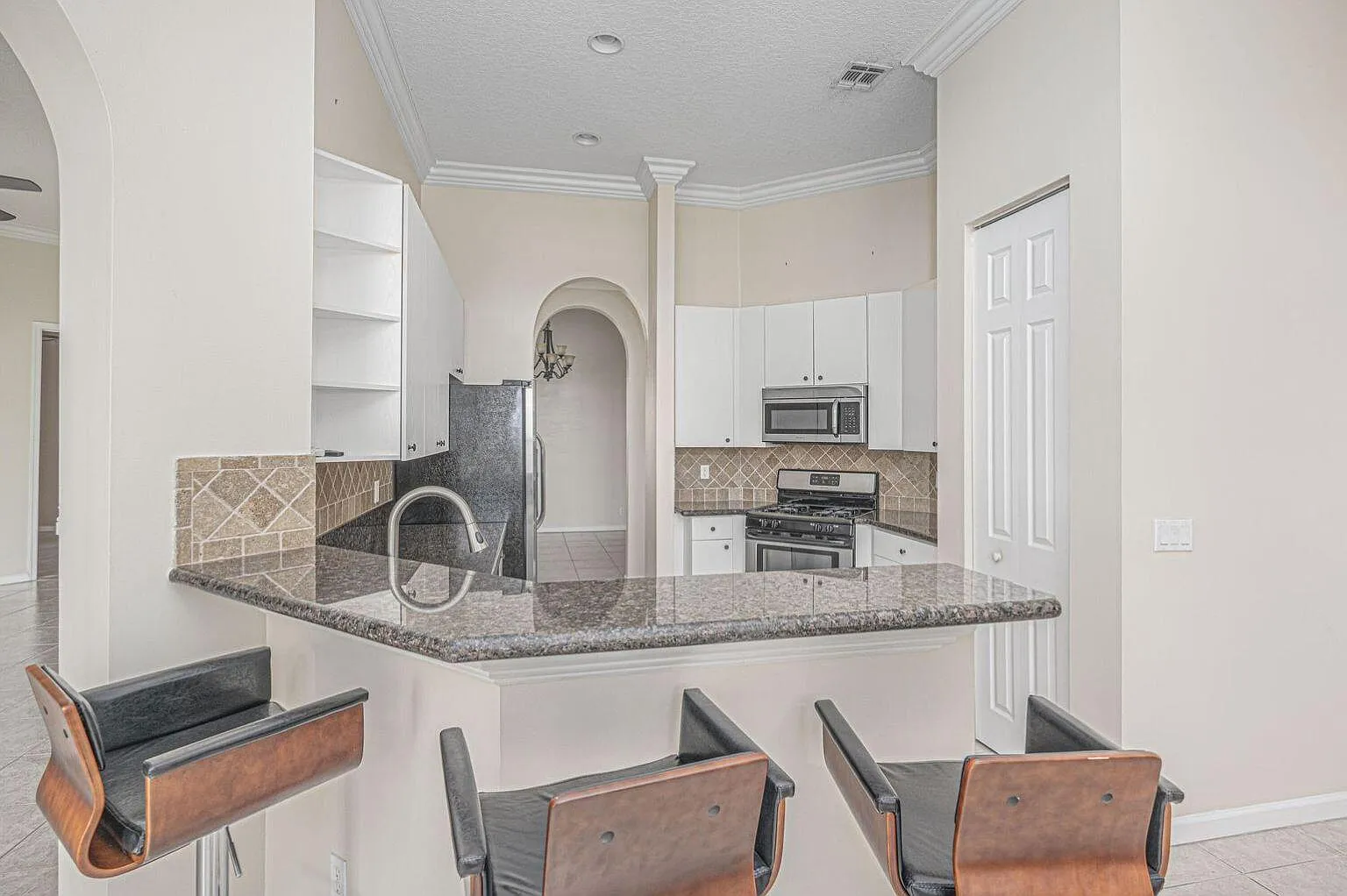 4 bed, 2.0 bath, 2487 sqft, $3,100 — Photo 3