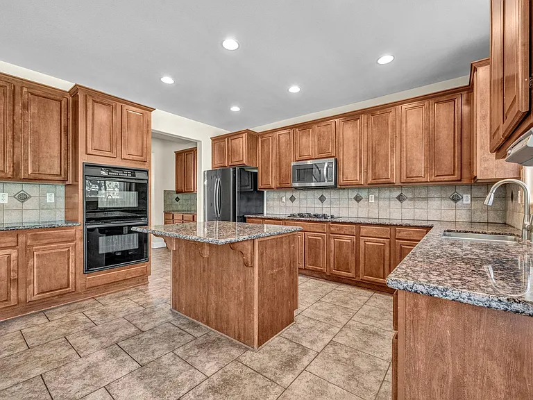 2425 Crooked Canyon Ct — Photo 3