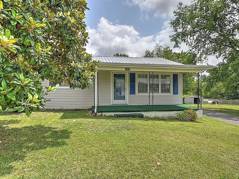 2207 Buckingham Rd — Photo 2