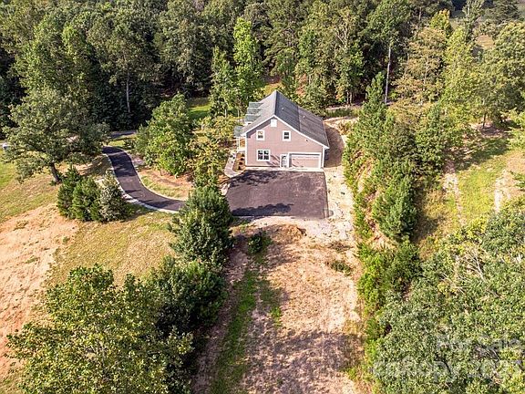 3rd image of 132 Blue Horse Ln