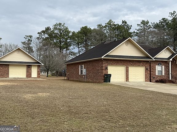3rd image of 102 Oak Cir