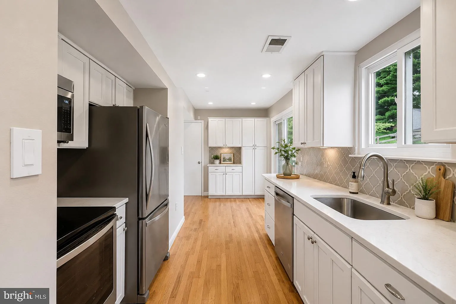 3 bed, 2.5 bath, 1547 sqft, $3,300 — Photo 2