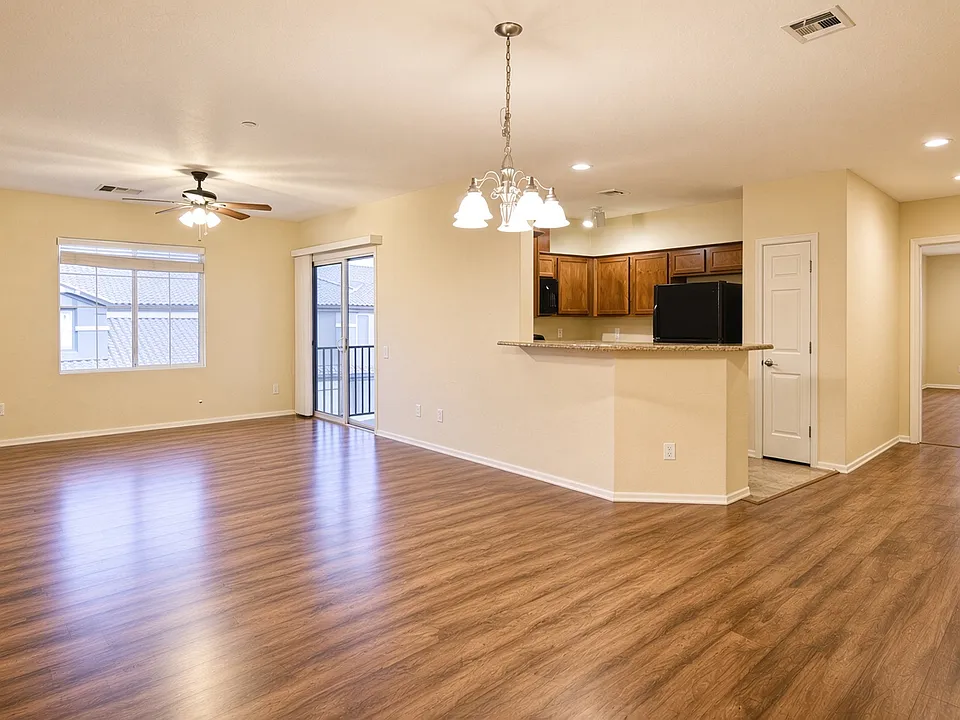 6868 Sky Pointe Dr #2111