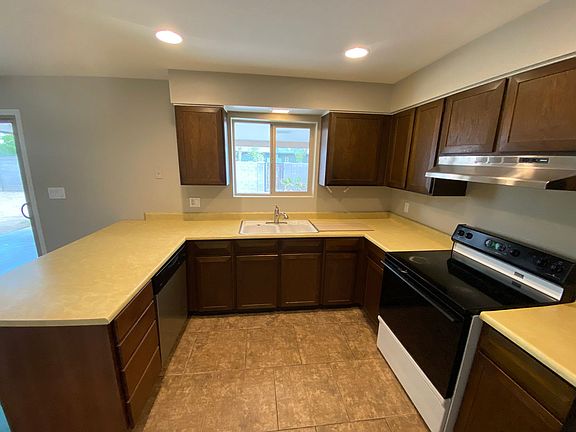 3rd image of 413 E Tulane Dr
