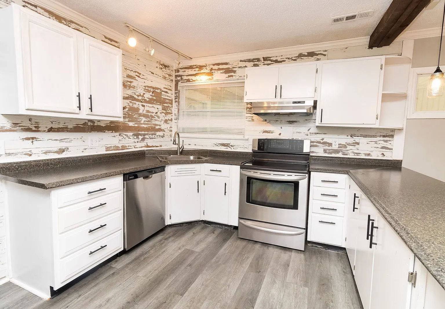 3 bed, 2.0 bath, 1248 sqft, $1,750 — Photo 1