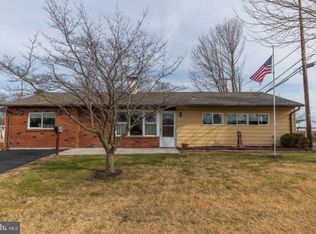 6 Beechtree Rd, Levittown, PA 19057