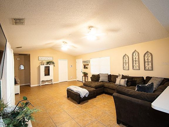 3rd image of 1409 Oakwood Ln