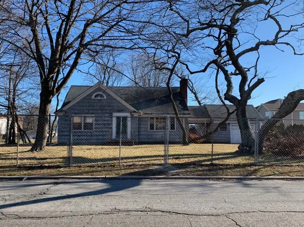 29 Oak Dr, Plainview, NY 11803