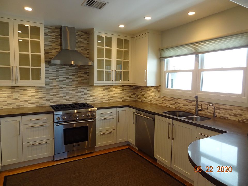 Gourmet Kitchen with high end Appliances