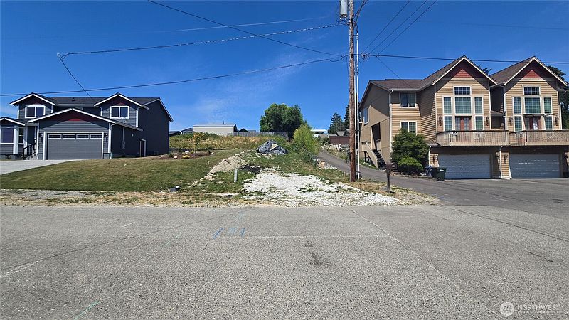 5th image of 416 Comet Street