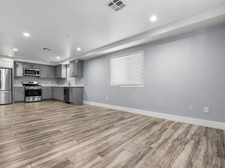 960 1/2 S Breed St — Photo 3