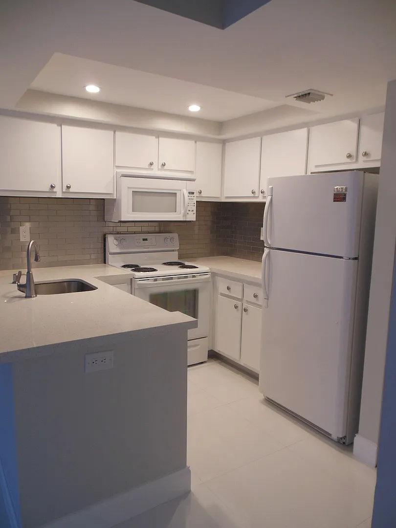 One Bedroom One Bathroom! Waterfront Community! — Photo 1