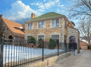 2452 N Lake Dr #2452, Milwaukee, WI 53211