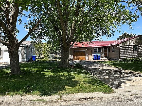 2nd image of 813 5th St SE