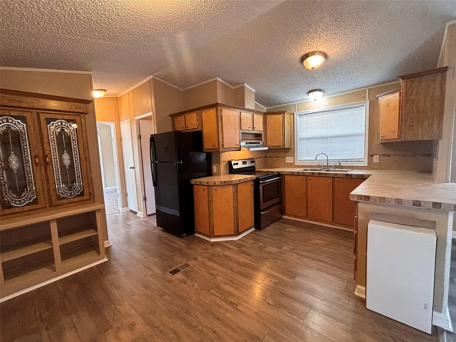 3 bed, 2.0 bath, 1150 sqft, $1,300 — Photo 3