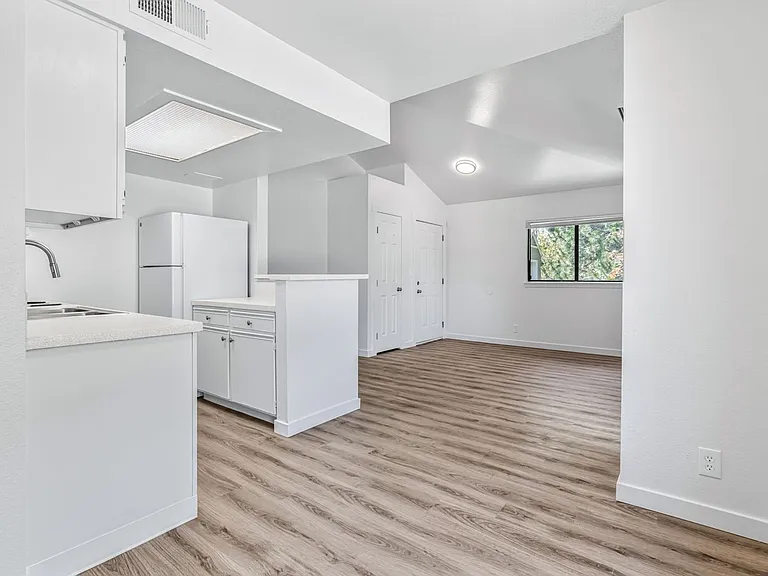 Hilton Street Apartments — Photo 40