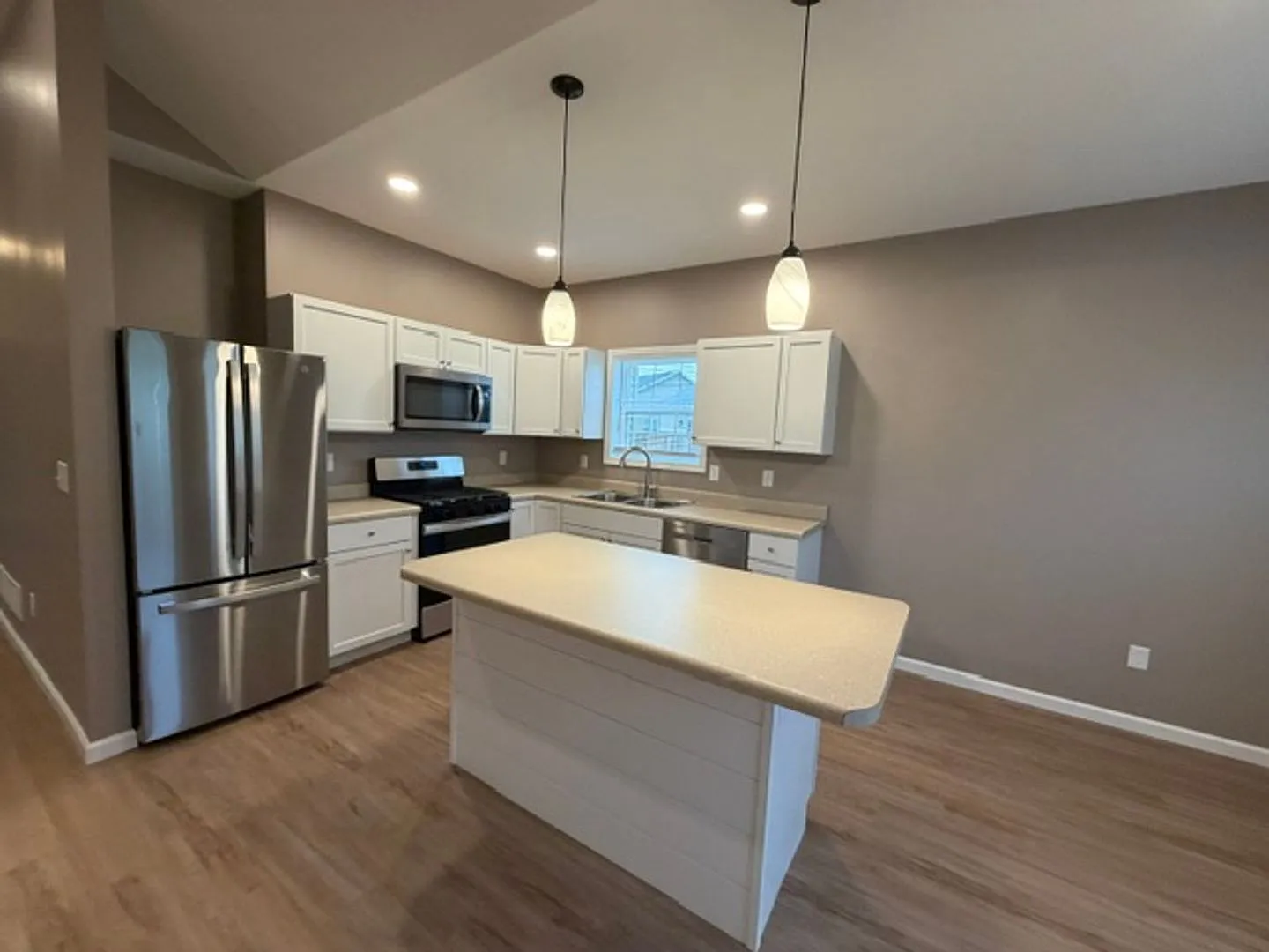 NEW Construction - move in ready - Charming 3-bedroom/2-bathroom duplex in Washington, IL — Photo 4