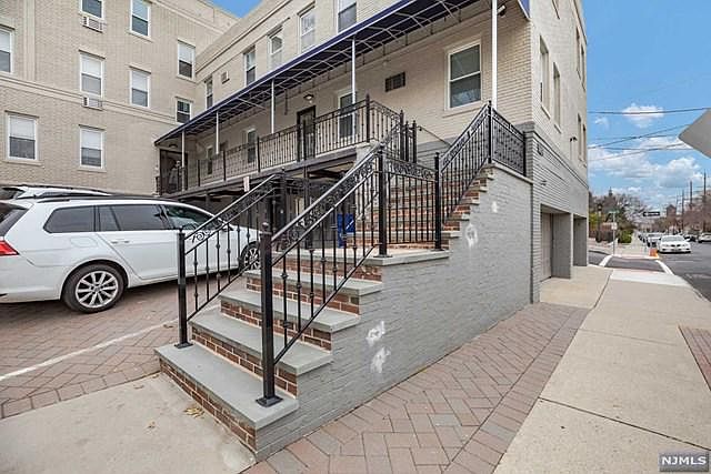 2nd image of 280 Undercliff Ave APT 4