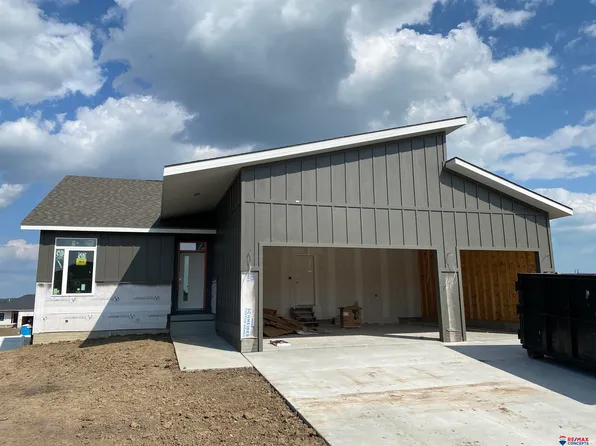 5910 SW Sierra Madre Dr, Lincoln, NE 68523