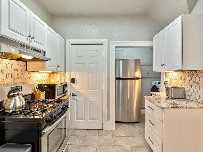 271 E St #3 — Photo 3