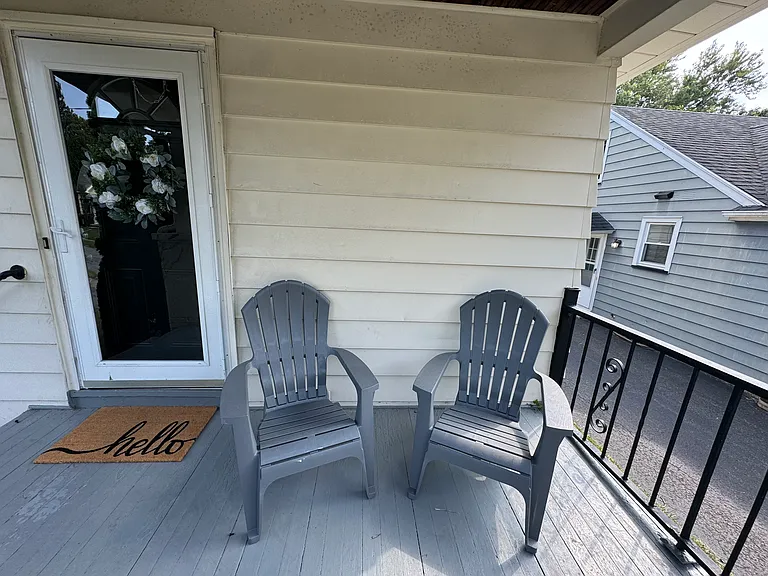 125 Redfern Dr — Photo 2