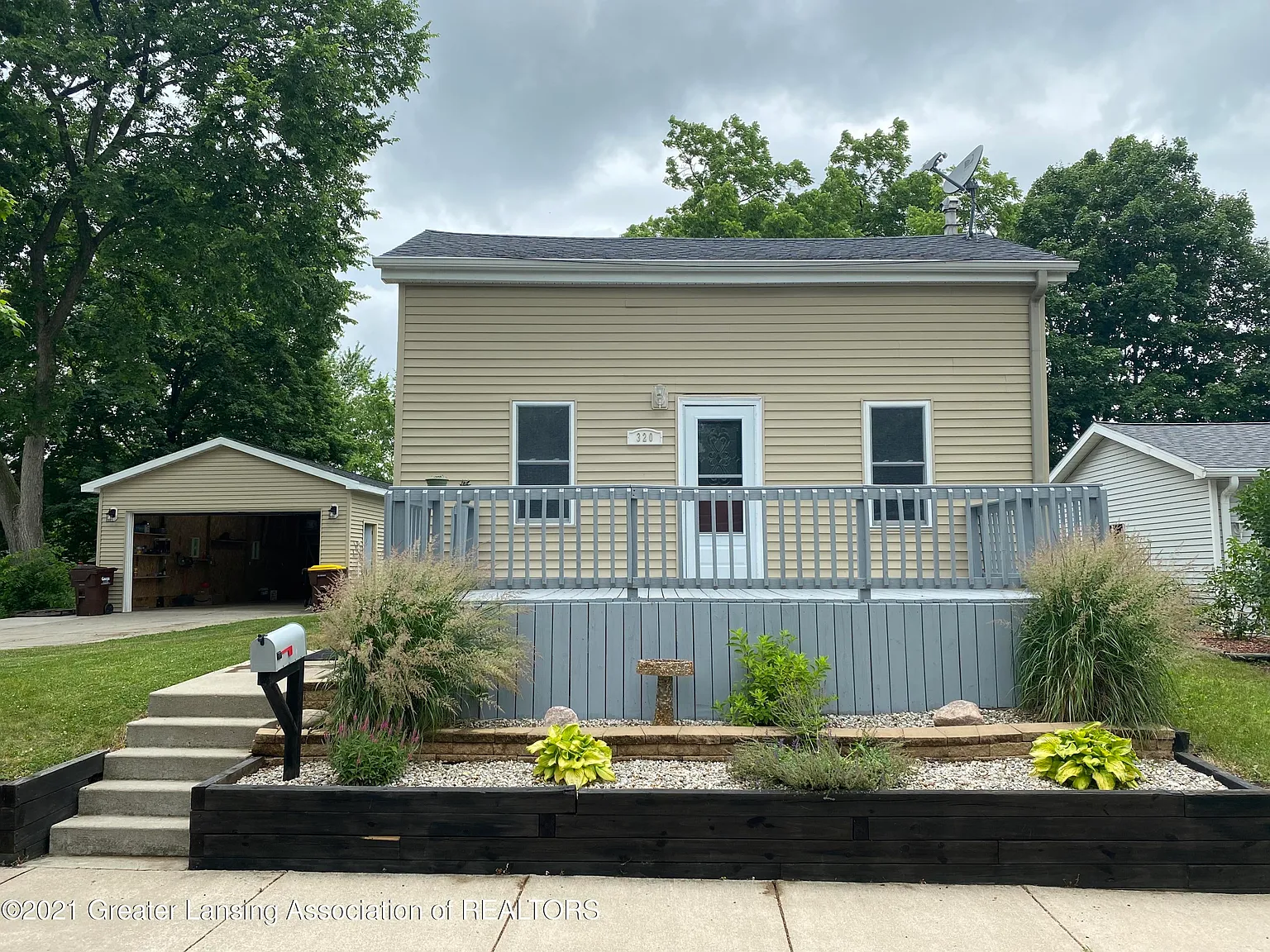 320 Smith St photo 1