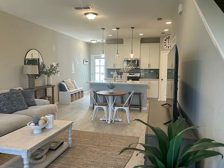 Brandon Lakes Dr — Photo 4