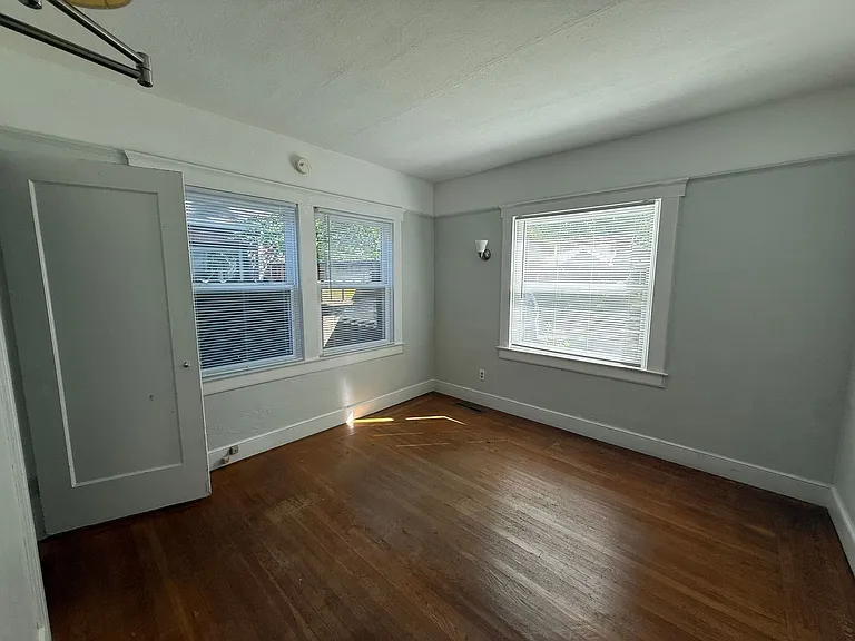 1813 Beverly Way — Photo 11