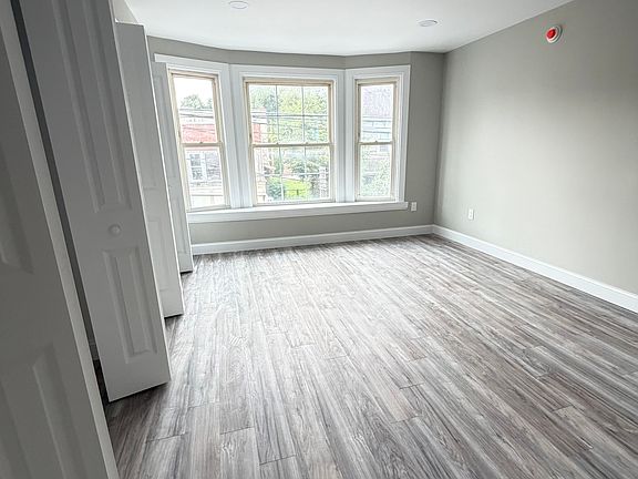 2nd image of 103 Vineyard Ave #2